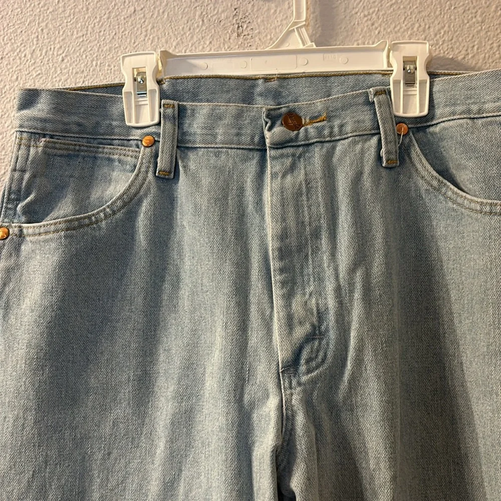 Wrangler light wash straight leg jeans size 32X32